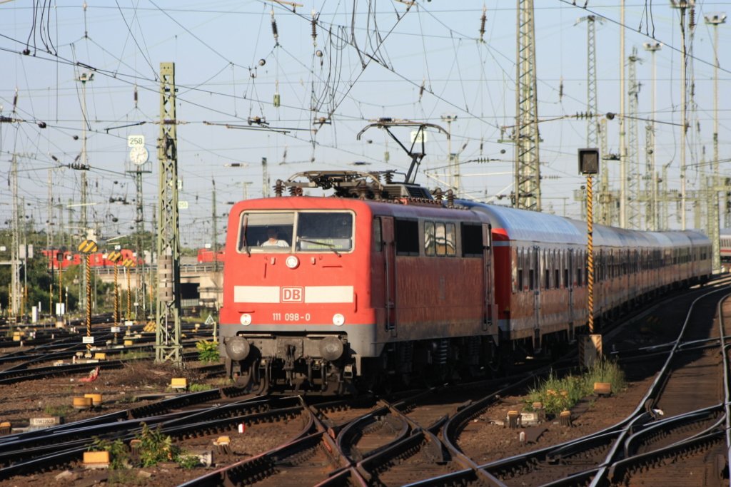 Und nocheinmal eine Aufnahme wo man ein wenig erkennen kann wie viel Verkehr am Morgen des 04.06.2010 im Vorfeld Frankfurts herrscht.
