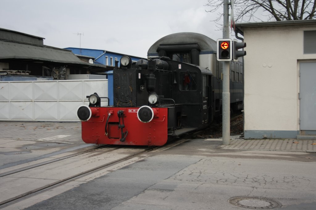 Und nochmals die K�5712 man sieht das die Ampel am B� noch Rot zeigt. Sie f�hrt nun an ihrem Heimat BW im Frankfurter Osten vorbei.

Patrick E.