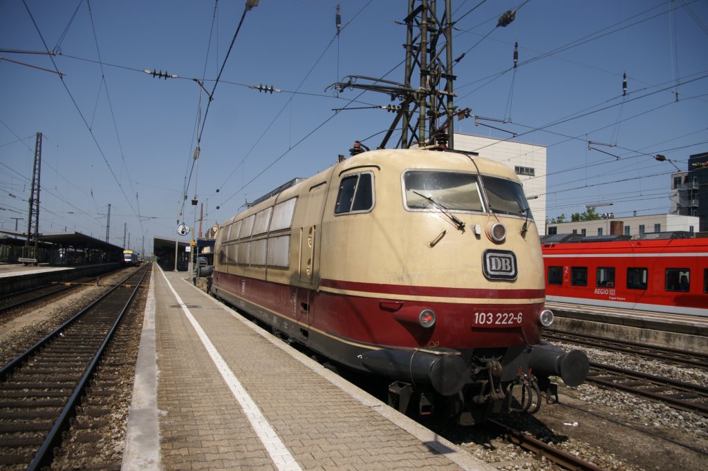 Unser 400. Bild bei  marolokbilder  zeigt die 103 222-6 am 23. August 2011 im
Augsburger Bahnhof.