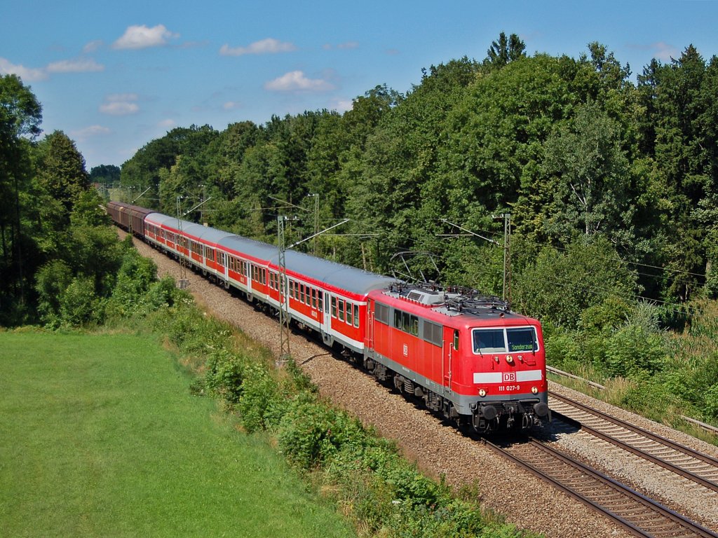 Unsere gut alte 111 027, Ex  850 Jahre M�nchen  mit dem RE nach Salzburg Hbf.
Aufgenommen am 31.07.2010 in Gutmart.