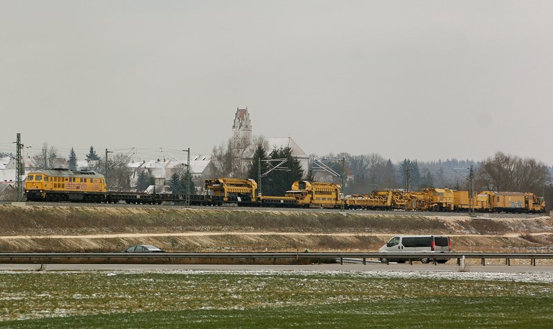 V 300.09 der EBW Cargo, aufgenommen am 15.12.09, kurz bevor sie mit ihrem Kranwagenzug die A8 bei Jettingen-Scheppach erreicht (Strecke Augsburg-Ulm).