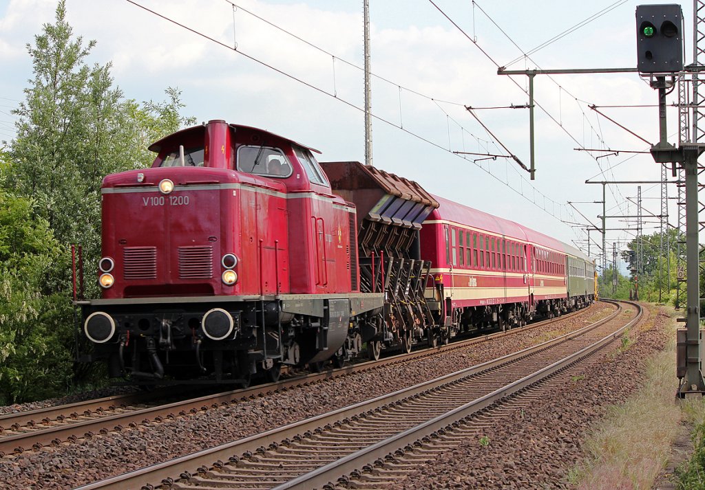 V100 1200 mit den Wagen des Sonderzugs des vergangenen Wochenendes (Bayr S3/6 ..) inkl. einiger G�terwagen dazwischen , aufgenommen in Porz Wahn am 04.05.2011