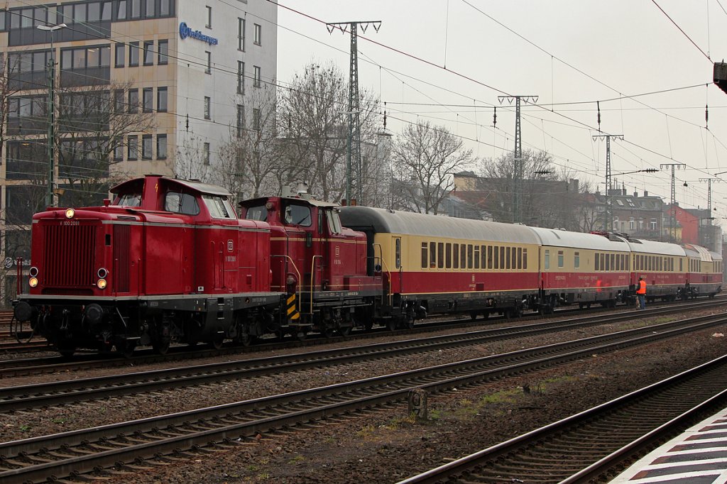 V100 2091 (212 091-1) und V60 1184 der VEB mit 4 TEE Wagen in K�ln West am 29.02.2012