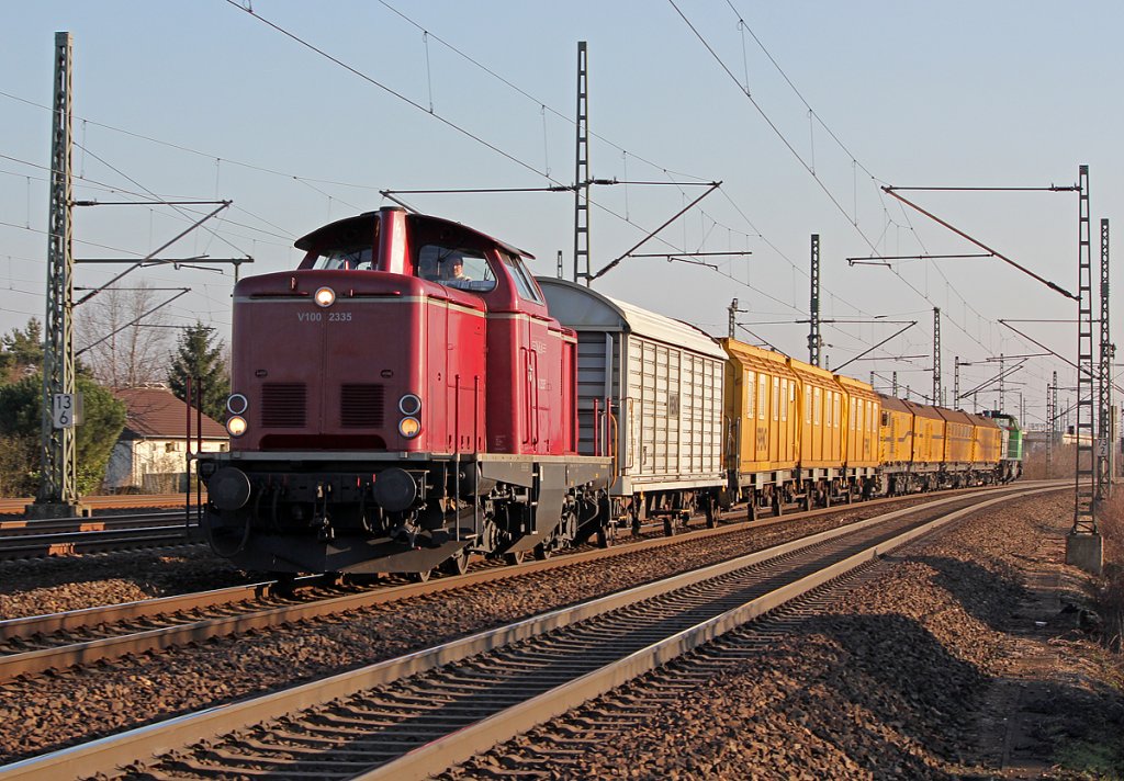 V100 2335 der NESA mit einem SPENO Bauzug hinter Porz Wahn am 03.03.2011