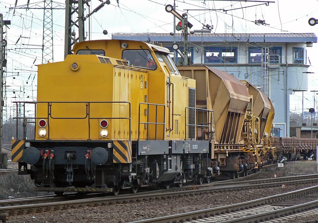 V150.02 verl�sst Gremberg Gbf mit einem Schotterzug am 22.03.2010