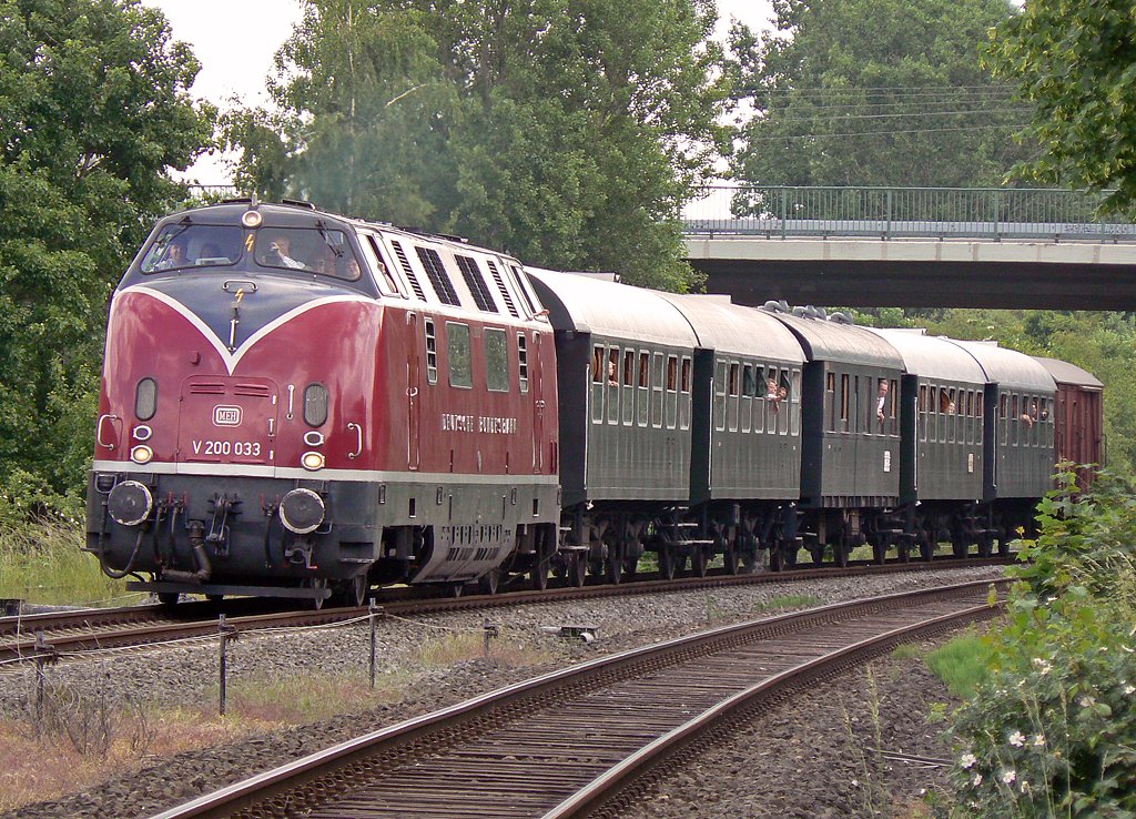 V200 033 bei der Aunkunft im Bf Rheinbach am 06.06.2010