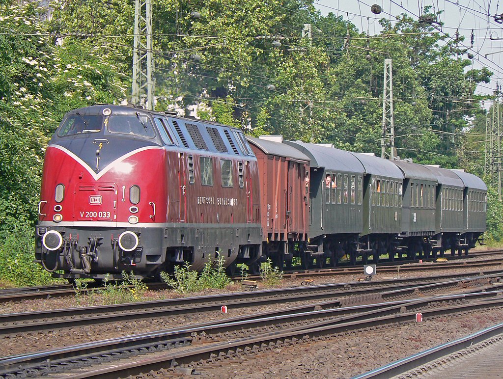 V200 033 bei der Einfahrt in Bonn Hbf am 06.06.2010