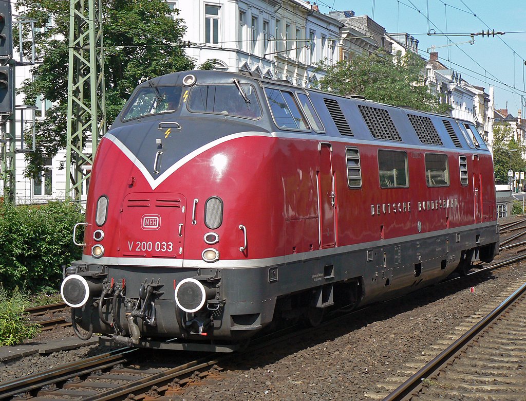 V200 033 beim umsetzen in Bonn Hbf. am 06.06.2010