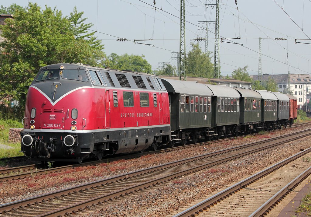 V200 033 mit Sonderzug nach Cochem in Koblenz L�tzel , Gru� an den Tf !!