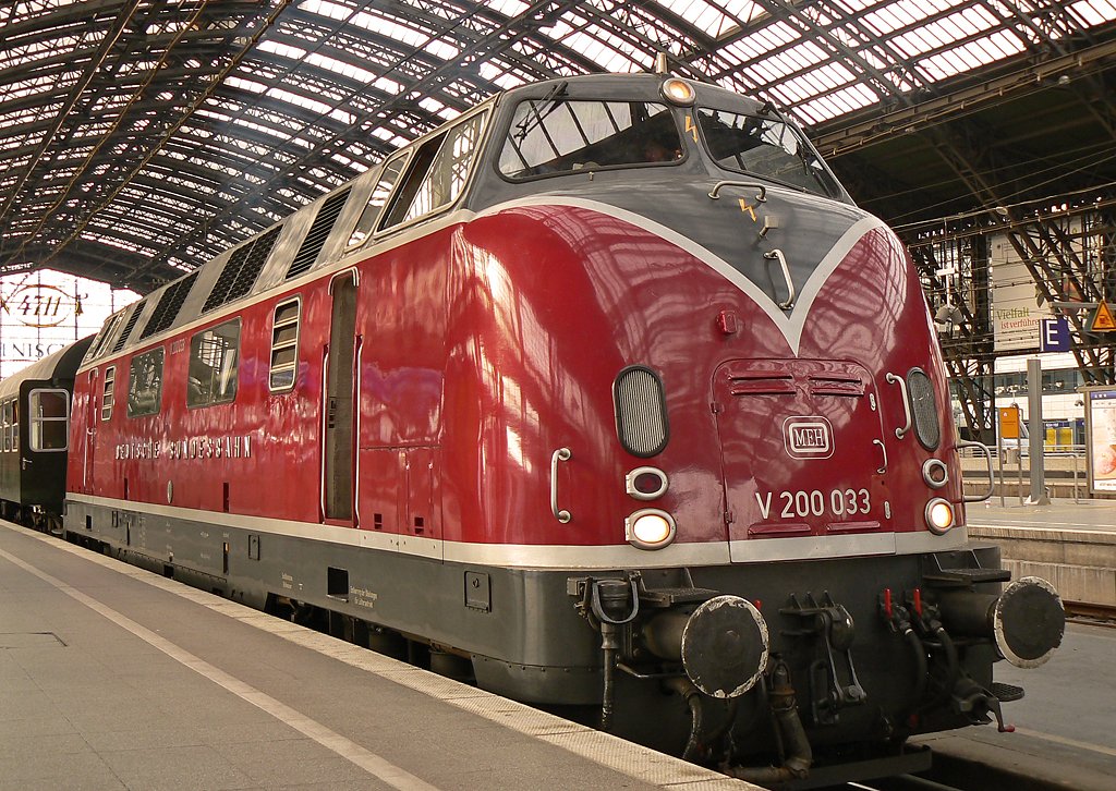 V200 033 der Museumseisenbahn Hamm nach der Ankunft in K�ln Hbf an Gleis 6 am 06.06.2010