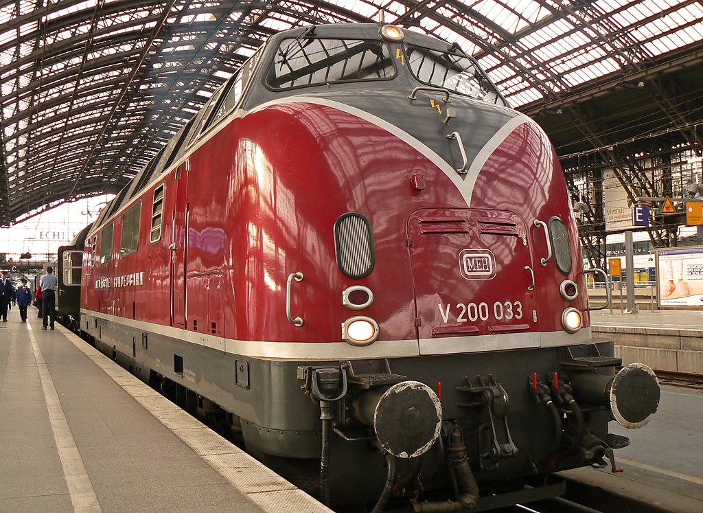 V200 033 der Museumseisenbahn Hamm nach der Ankunft in K�ln Hbf an Gleis 6 am 06.06.2010
