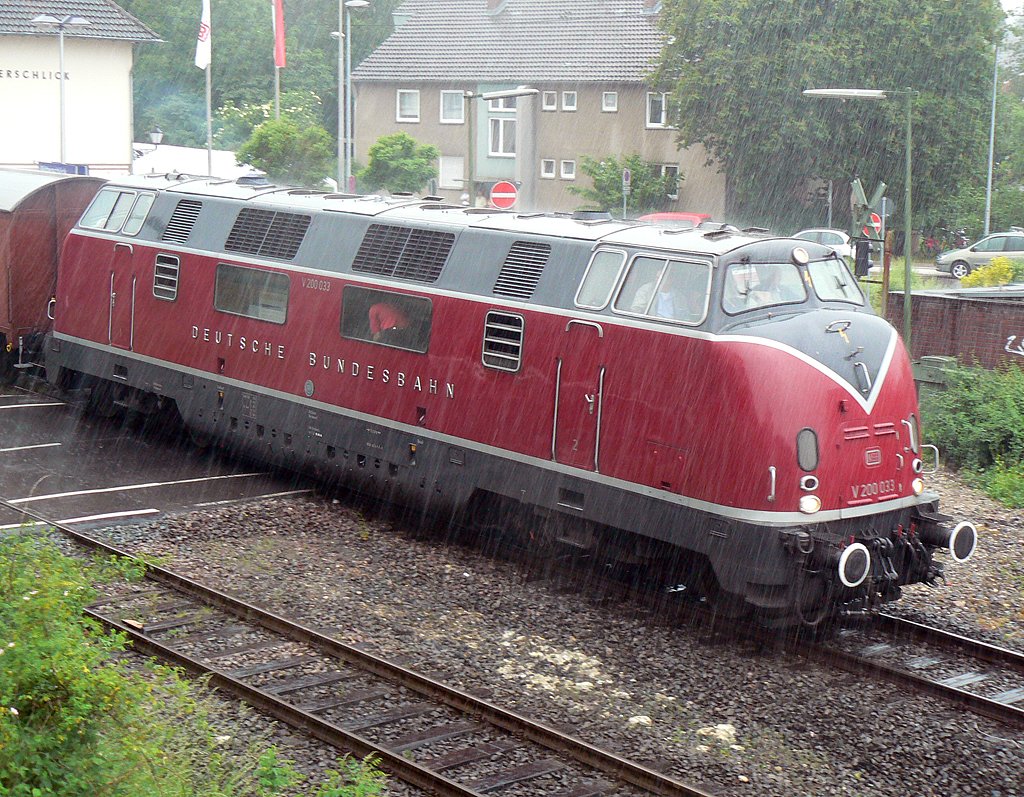 V200 033 verl�sst den Bf. Witterschlick w�hrend eines Regenschauers am 06.06.2010