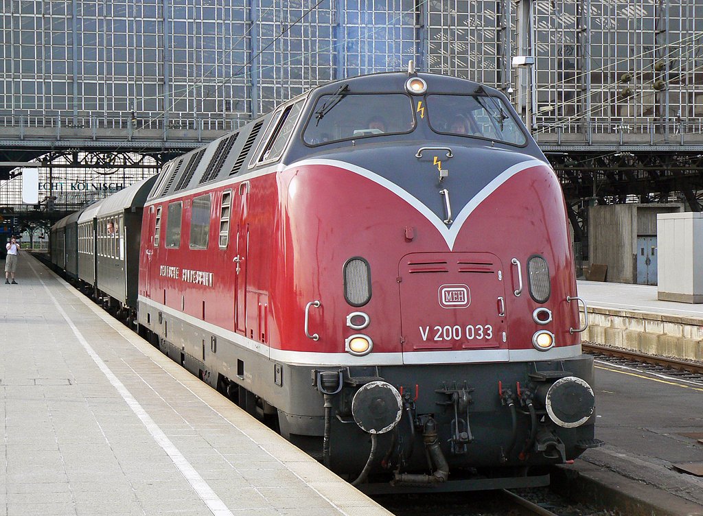V200 033 verl�sst den K�lner Hbf rtg. Bonn am 06.06.2010, von wo aus sie insgesamt drei Pendelfahrten zwischen Bonn Hbf und Rheinbach durchf�hrte, anl�sslich des Bahnhofsfestes in Witterschlick, wo das 130 j�hrige Bestehen der Strecke Bonn-Euskirchen gefeiert wurde .