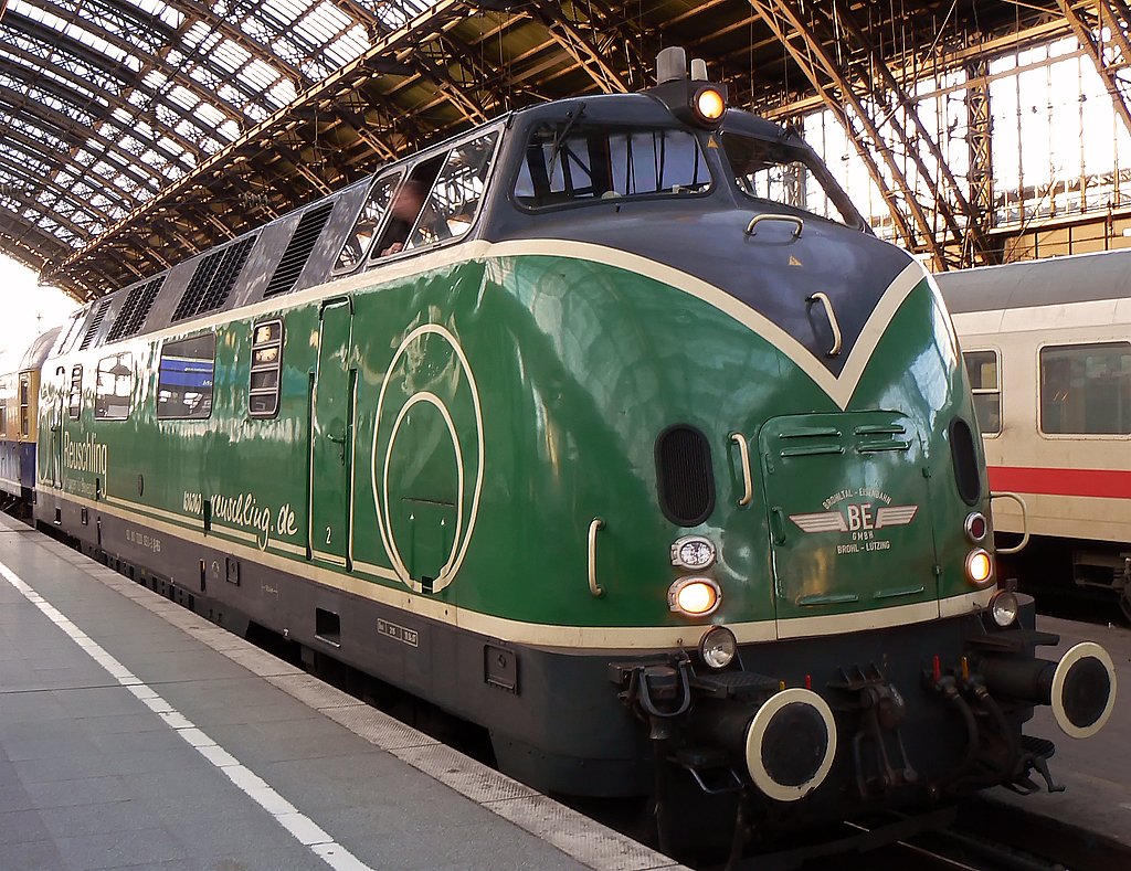 V200 053 der Brohtalbahn mit ihrem Sonderzg aus Brohl an Gleis 5 in K�ln Hbf am 7.3.2010