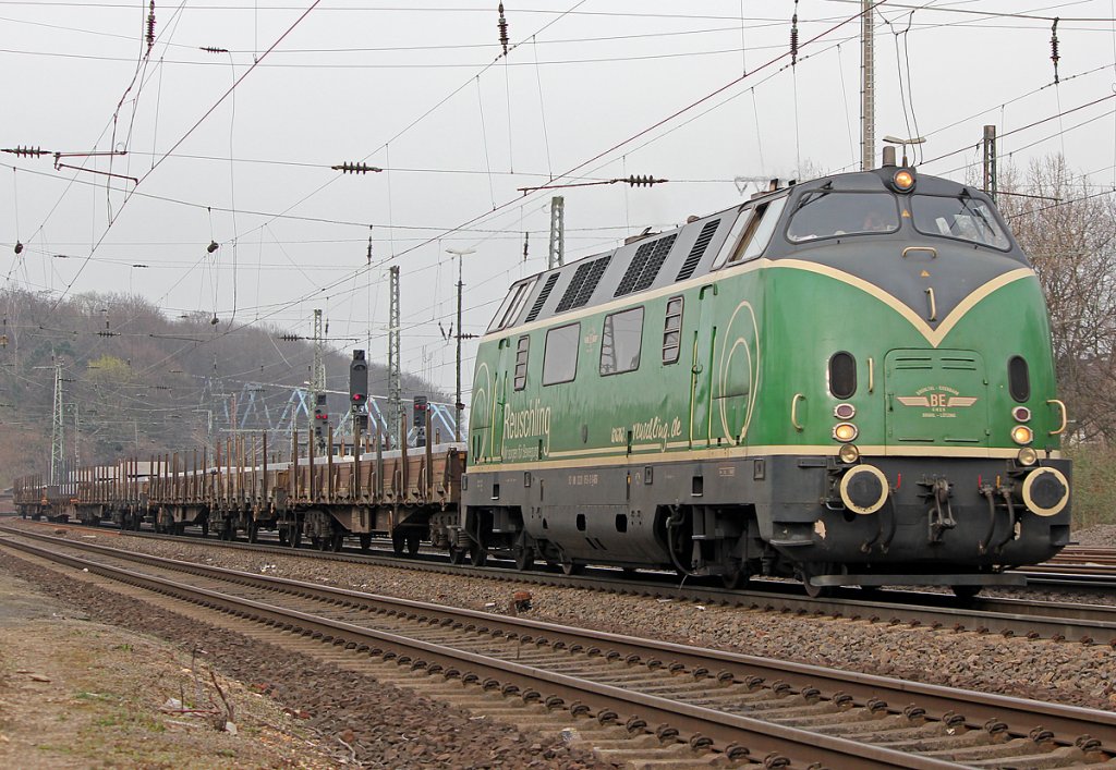 V200 053 mit Aluzug in K�ln West am 16.03.2011, inkl. Gegenfoto ;-) 