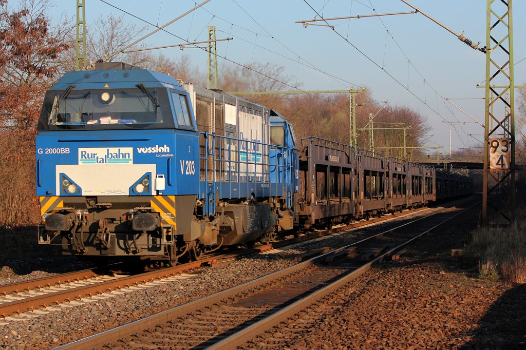 V203 der Rurtalbahn mit leeren Autowagen am Morgen in Bonn Oberkassel am 20.03.2012