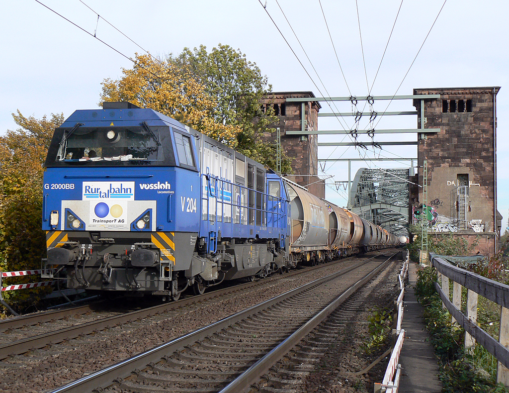 V204 der Rurtalbahn kommt von der K�lner S�dbr�cke am 29.10.2010