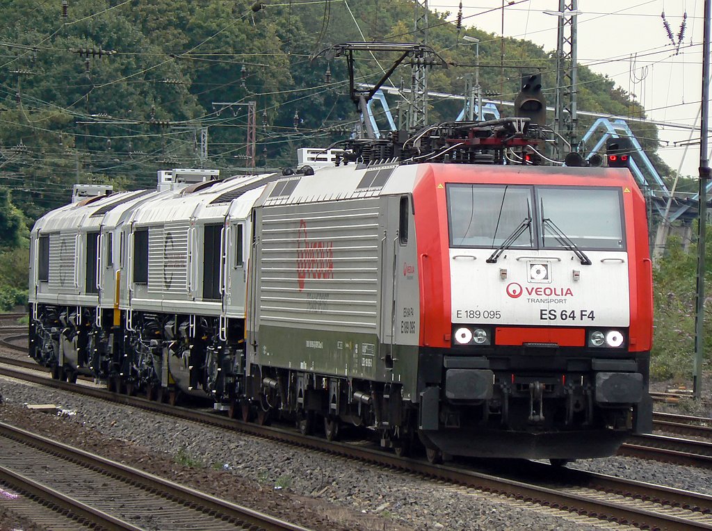 VEOLIA´s E189 095 mit zwei brandneuen Class 77 von Euro Cargo Rail am Haken, in K�ln West, Sommer 2009