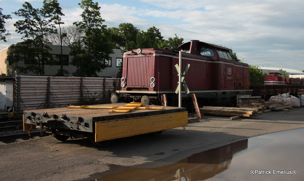 Viel Bauger�mpel steht vor der 212 047-5 am 21.05.2010 im H�chster Rbf. Hinten lunzt die V100.03 der Hessichen G�terbahn vorbei.