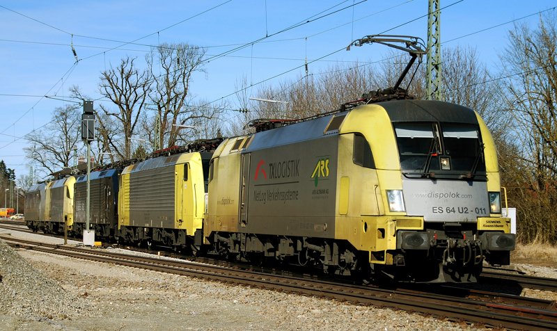 Viel zu nahe dran war ich, um diesen Lokzug richtig zu erwischen. ES 64 U2-011 + 2x BR 189 + 1x Es 64 U2-... + Die Kassel Huskies! Aufgenommen am 27.02.10, bei der Durchfahrt durch A�ling, Strecke M�nchen-Rosenheim.