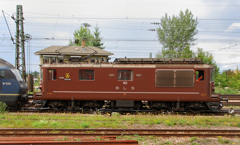  Ville de Neuchatel , Re 4/4, aufgenommen am 26.07.11, in Weil am Rhein.