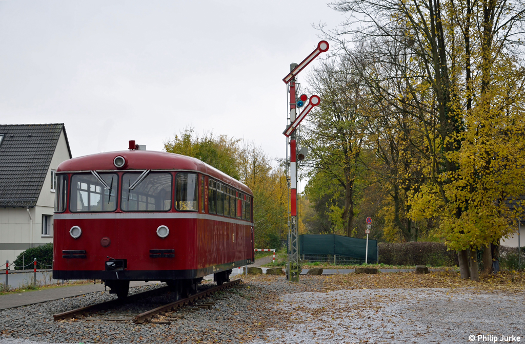 V�llig allein gelassen steht dieser Schienenbus in Neukuchhausen (Wuppertal) auf der ehemaligen Sambatrasse...