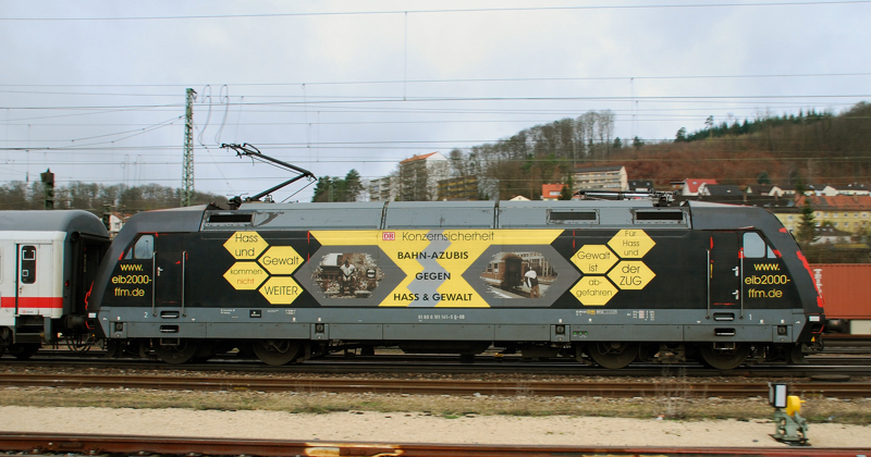 Volle Breitseite der 101 141-0, Azubi, aufgenommen am 01.04.11, bei der Durchfahrt durch Treuchtlingen.