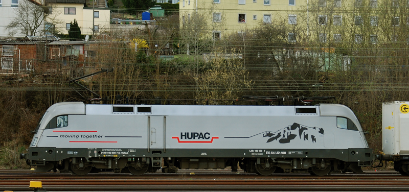 Volle Breitseite der ES 64 U2-100, Hupac, aufgenommen am 01.04.11, bei der Durchfahrt durch Treuchtlingen.