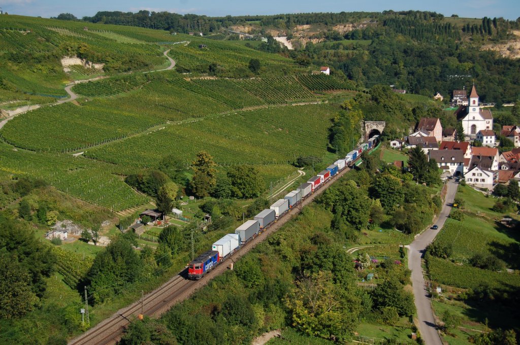 Vom Isteiner Klotz hat man nicht nur einen herrlichen Ausblick sondern auch einen Ausergew�hnlichen Blick auf die Schiene.
Hier eine 421er der SBB.
Aufgenommen am 11.09.2010.