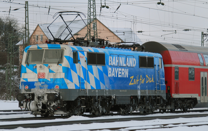 Vom strengen Winterwetter arg zerzaust! Die 111 017-0,  Bahnland Bayern , aufgenommen am 27.12.10, bei der Durchfahrt durch Treuchtlingen.