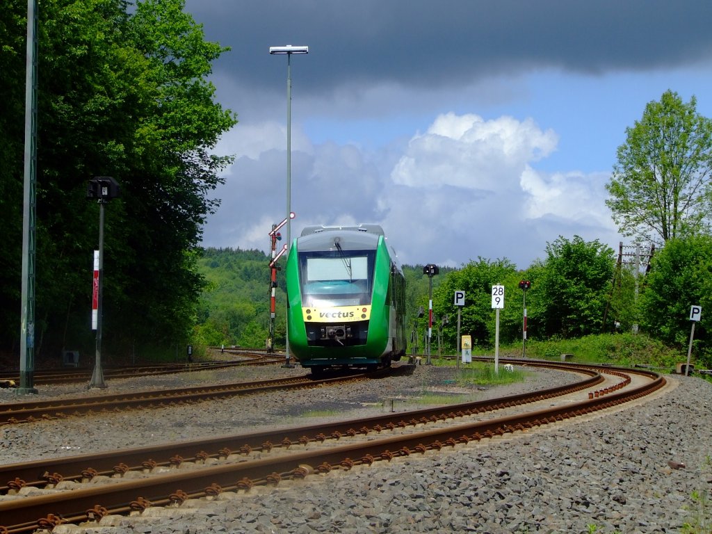 VT 210 (ein CORADIA LINT 27) der vectus Verkehrsgesellschaft mbH f�hrt am 30.05.2010 vom Bf Westerburg/Ww Richtung Hachenburg und Altenkirchen auf der Oberwesterwaldbahn (KBS 461). Gesellschafter der vectus sind die Hessische Landesbahn (74,9%) und die Westerwaldbahn (25,1%).