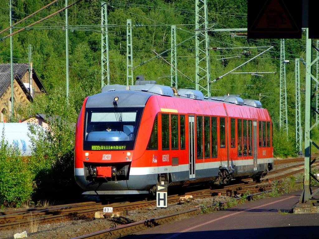 VT 648 (LINT 41) der 3-L�nder-Bahn welche die RB 95 Au/Sieg - Siegen - Dillenburg betreibt am 27.07.2009 f�hrt in den Bf Betzdorf ein. Der LINT 41 besteht aus zwei Wagenh�lften, die sich in der Zugmitte auf ein Jakobs-Drehgestell st�tzen, beide Wagen haben einen Unterflurmotor von 428 PS und treiben die Enddrehgestelle �ber Kardanwelle an.