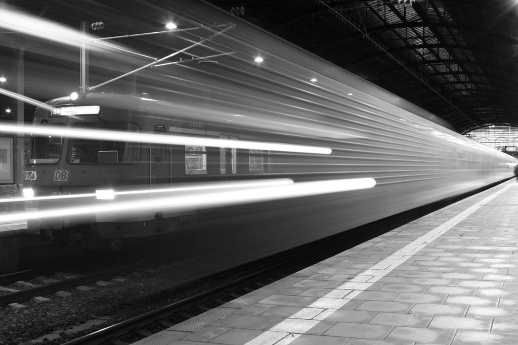 W�hrend der 420 833 auf Abfahrt wartet ist es nun vorbei f�r die 143 132, welche nun den letzten Umlauf f�ahrt. Am 11.12.2010 im Wiesbadener Hbf