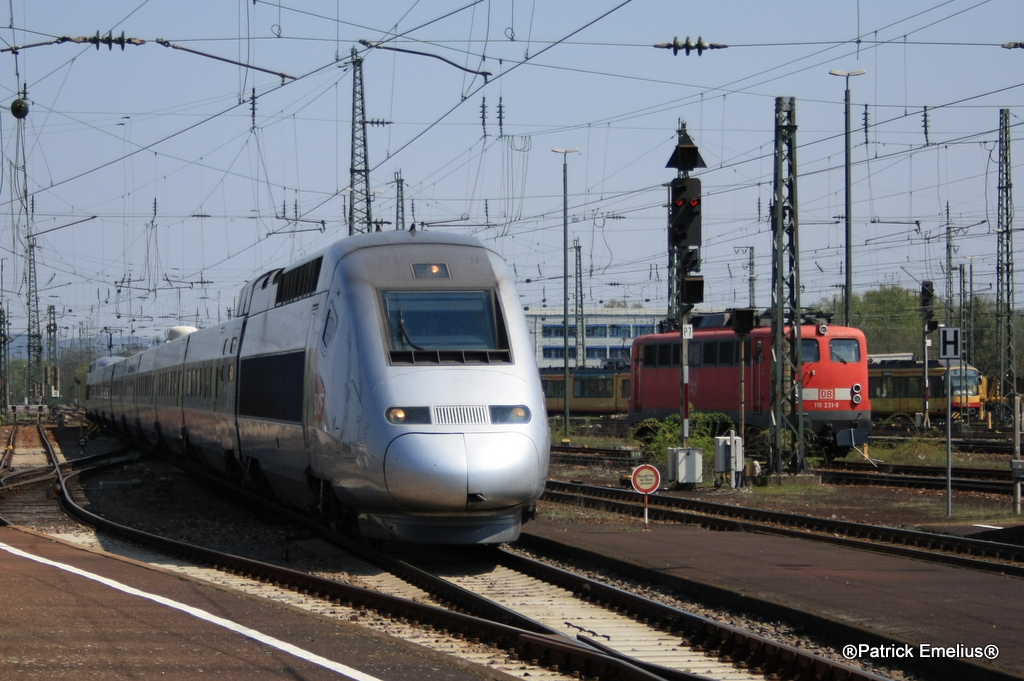 W�hrend sich die Dortmunder Kasten E10er ausruht, kommt der TGV Richtung Paris in den Karlsruher Hauptbahnhof gebraust. am 18.04.2010 klapperte der TGV beim Aufenthalt.