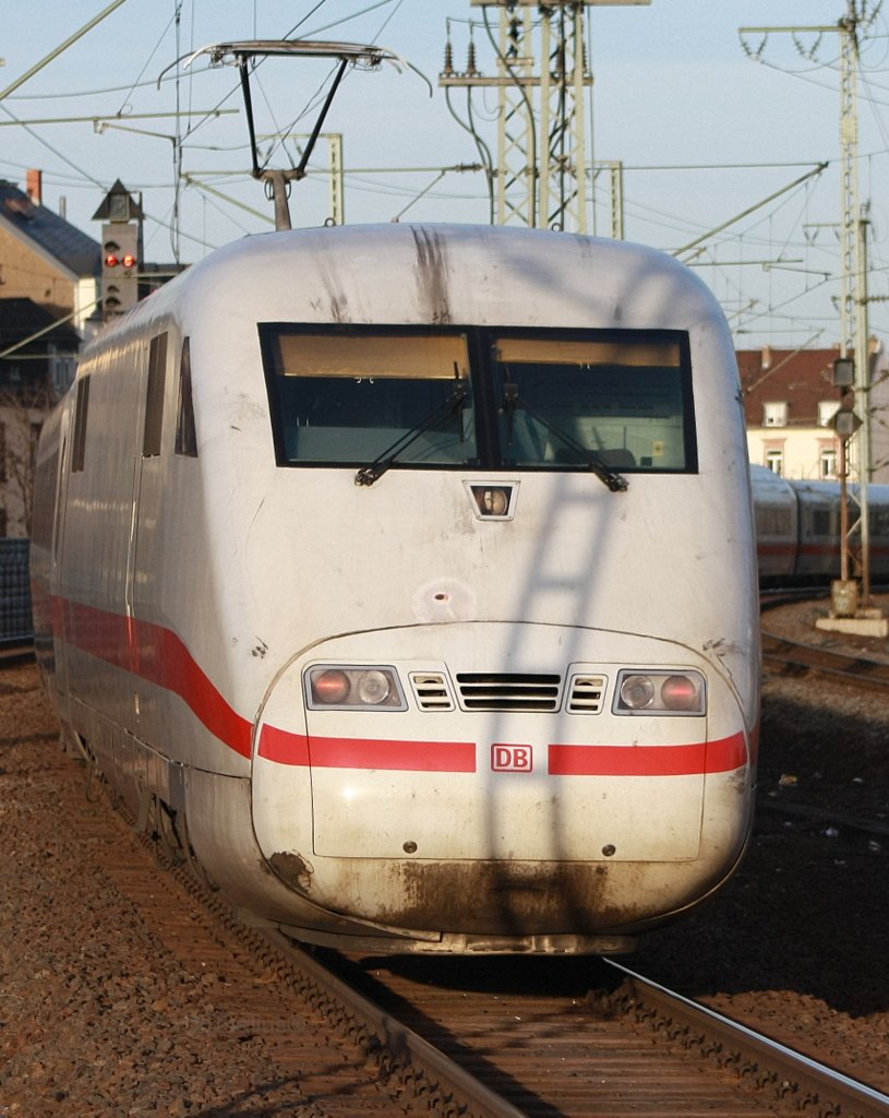 Warum dieser ICE 1 ein  Einschussloch  hat weiss ich nicht. Der ICE wird von der untergehenden Sonne elegant angeleuchtet.

Patrick E.