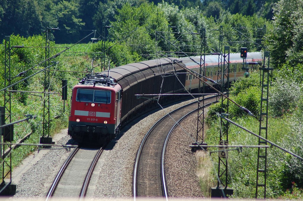 Was hier scheinbar als G�terzug mit 111 017 entgegenkommt, ist lediglich der Radlzug des Bayerischen Rundfunk.
Aufgenommen am 31.07.2010 in Gutmart.
