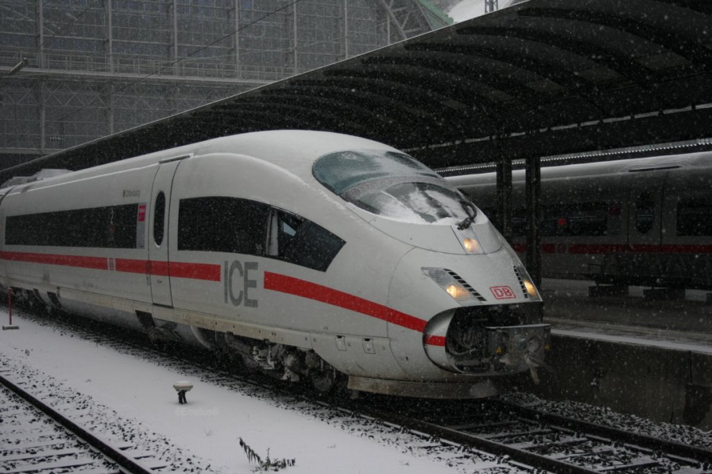 Wegen einer Teschnischen St�rung.... Na ja wenn man im Schneesturm bei eisiger K�lte �ber die NBS K�ln-Frankfurt f�hrt und abei die hintere Bugklappe offen l�sst, dann kann man nicht mehr fl�geln. Man merkt das noch fr�h genug.

Patrick E.