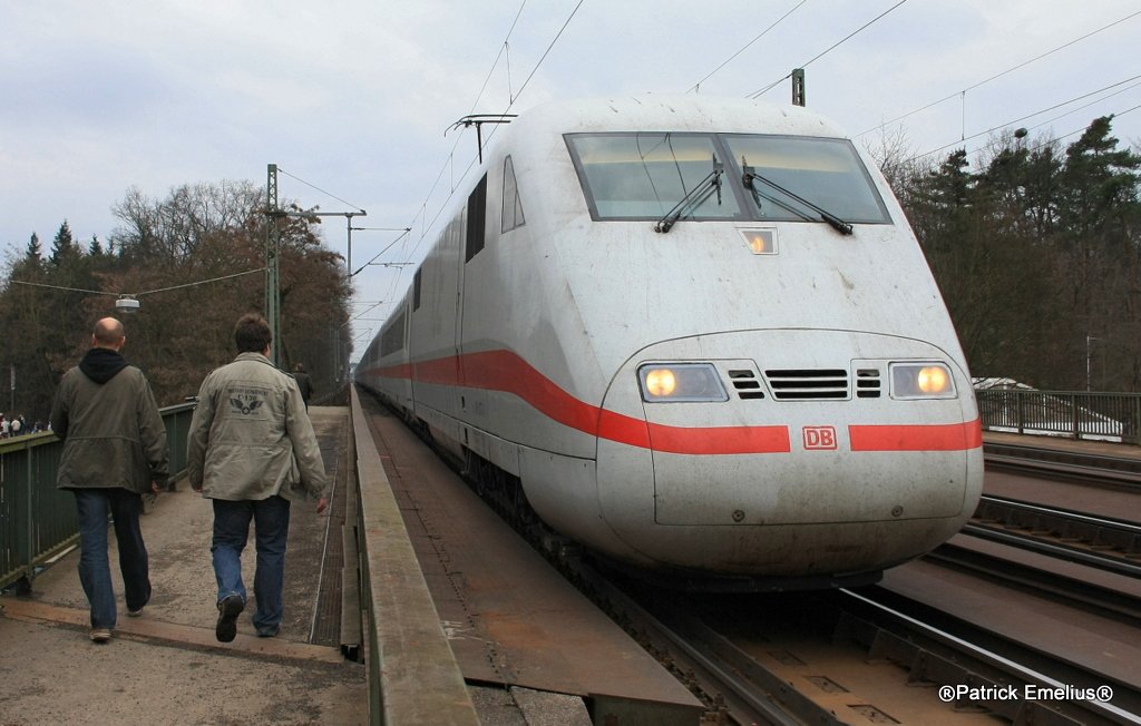 Weil der Pendelzug zum Stadion nicht den Abzweig Forsthaus frei machte, musste dieser ICE1 mit 500 Hz aktiv �ber die Br�cke q�ulen. Auch hier erkennt man denn sehr geringen Abstand zwischen ICE und Fans. Das langsame Schleichen war mir allerdings lieber als ein ICE1 mit 100 Km/h denn es ist schon komisch einen Koloss diesen Ausma�es auf eine zu rasen zu sehen.

