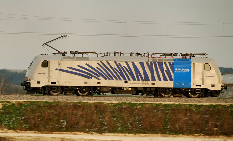 Weit oben stand sie auf meiner Wunschliste! 186 102-0, Railpool, aufgenommen am 17.12.09, Strecke Augsburg-Ulm, kurz vor Burgau.