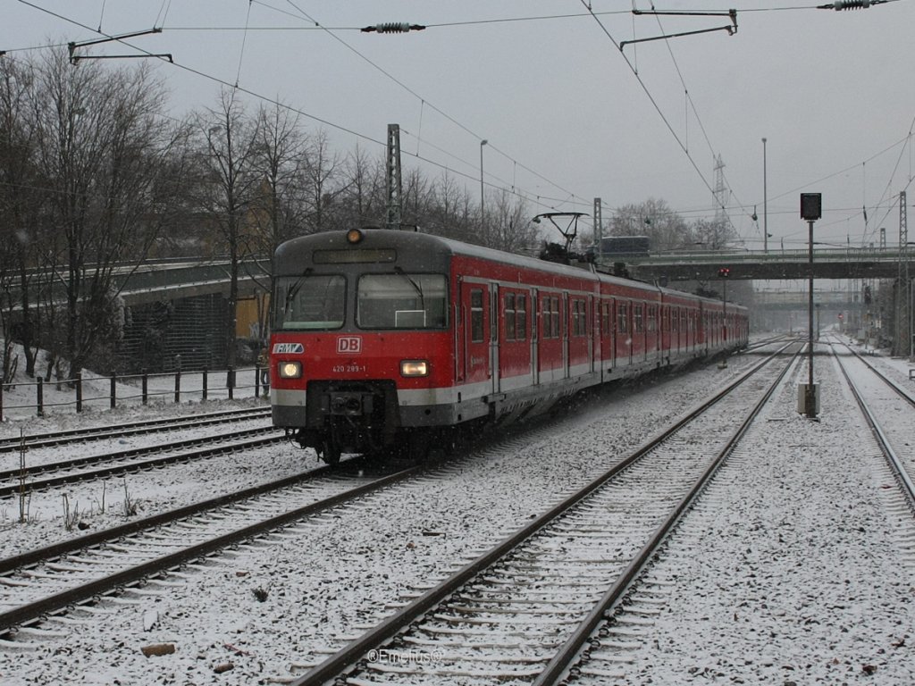 Wer hat der alten Damen denn das Angetan. Es ist zwar ein sch�ner Wintertag und der 420 f�hrt durch den Neuschnee. Aber wer hat denn den rechten Original Scheinwerfer geklaut. Oder was ist den mit dem Scheinwerfer passiert. Man baute dem 420er eine h�sliche LED-beleuchtung ein. Wenn man die komplete Beleuchtung so umstellen w�rde w�re es aktzeptabel. Aber so ist es nur eine Verunstaltung eines schon historischen Zuges.

Patrick E.
