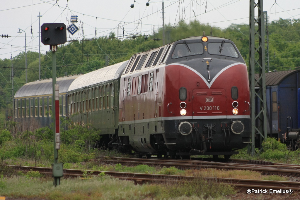 Wer lies sich denn da noch so am 13.05.2010 in Damrstadt Kranichstein blicken. Es war die V200 116 die keine M�hen mit den zwei Wagen hatte un einmal kr�ftig beschleunigte.