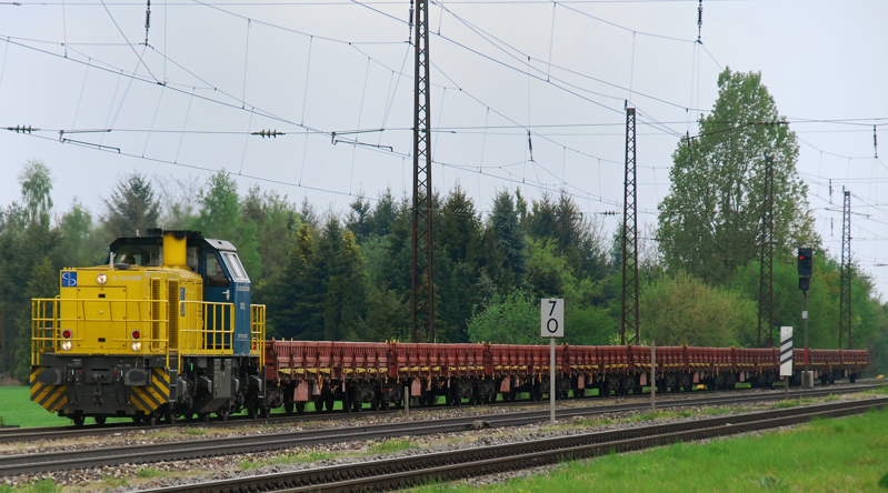 XR 02 Gleislogistik GmbH, aufgenommen am 27.04.11, mit einem Niederbordwagenzug, bei der Durchfahrt durch Gersthofen.