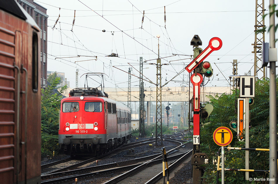 Zu den wenigen 110-Leistungen des Bh Trier z�hlte �ber lange Zeit der RE12123 (Koblenz - Mainz - Frankfurt). Mit eben diesem RE12123 f�hrt die 110 333 in R�sselsheim ein. 11.9.2008