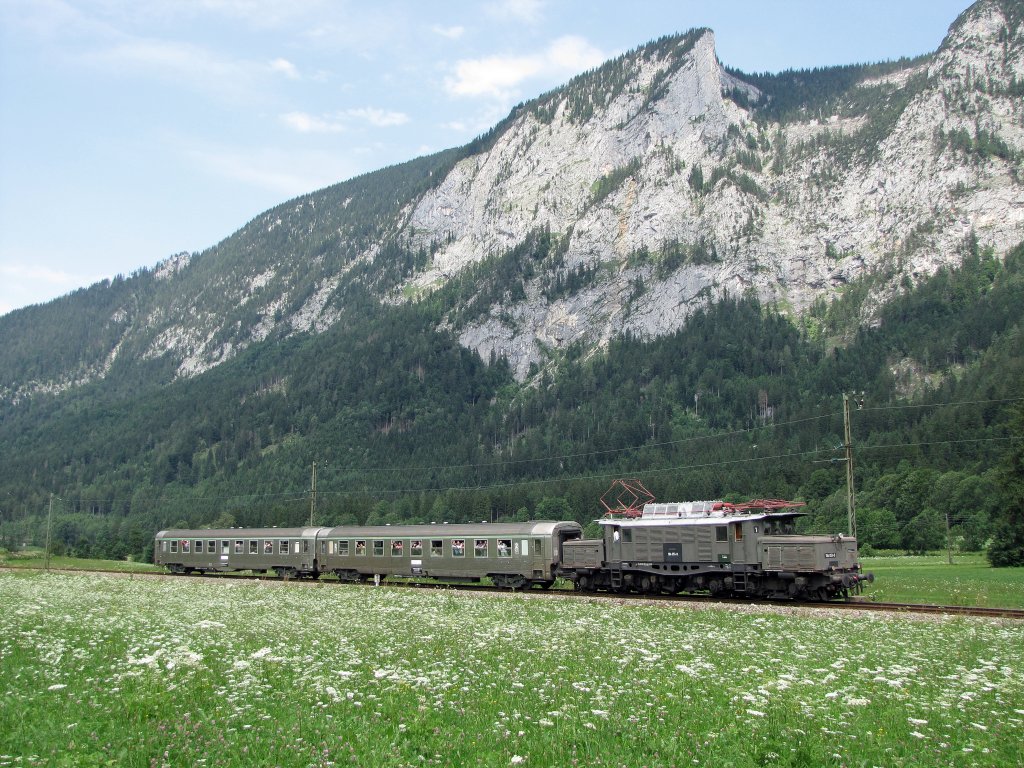 Zum Treffen der Krokodile in Freislasseing, ist die E 194 06´51 zwischen Freilassing und Bertechsgaden gependelt. Am 17.07.2010 konnte sie in Bischofswiesen abgelichtet werden.