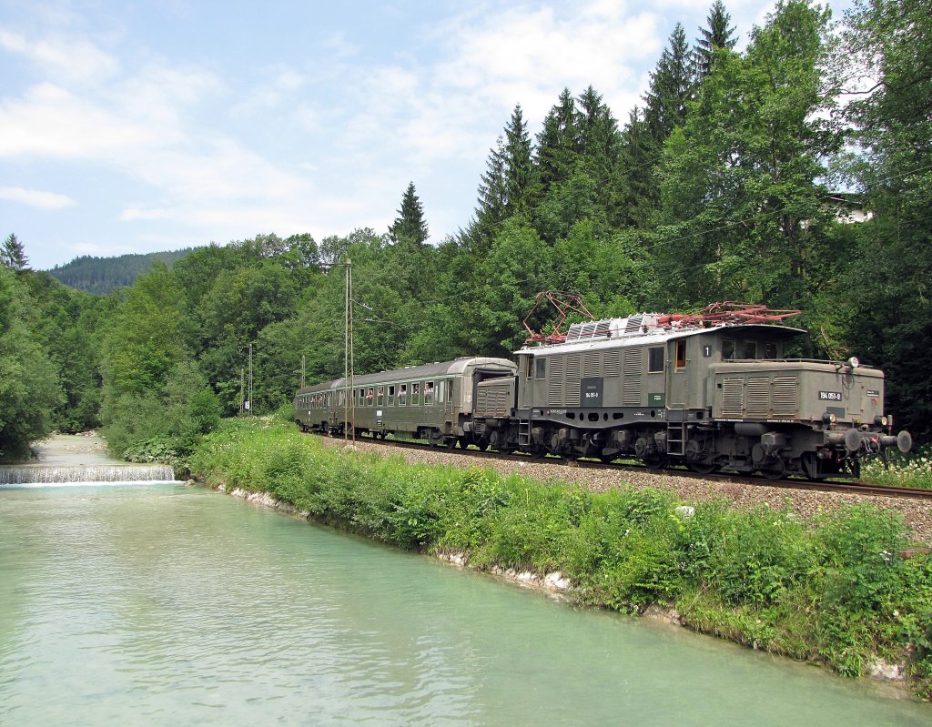 Zum Treffen der Krokodile in Freislasseing, ist die E 194 06´51 zwischen Freilassing und Bertechsgaden gependelt.
Am 17.07.2010 konnte sie in Bischofswiesen-Uhlm�hle abgelichtet werden.