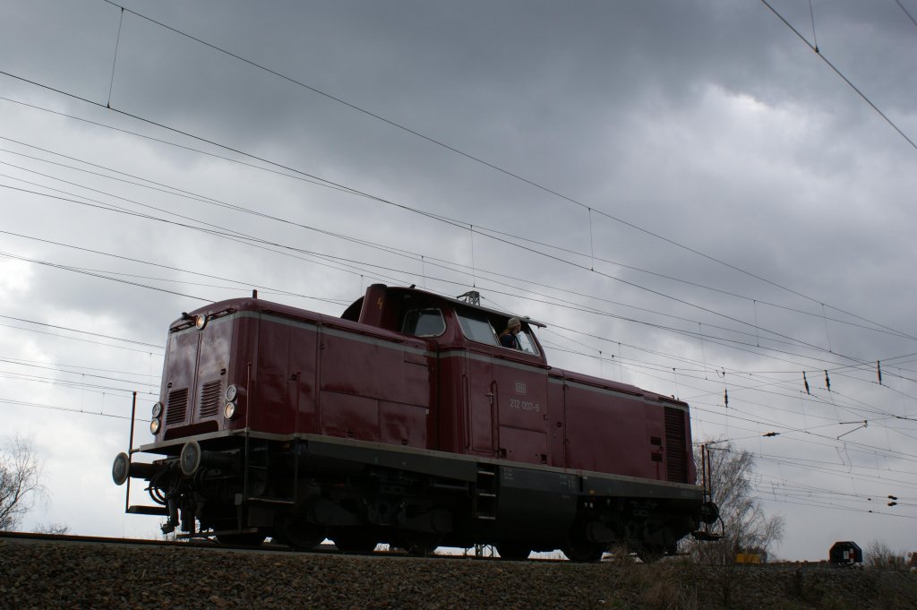 Zur Zeit f�hrt die Museumslok 212 007 f�r Chemion G�terz�ge auf der H�nnetalbahn. Hier seht Ihr die sch�ne Lok kurz vor einem heftigem Regenschauer im Schwerter G�terbahnhof.