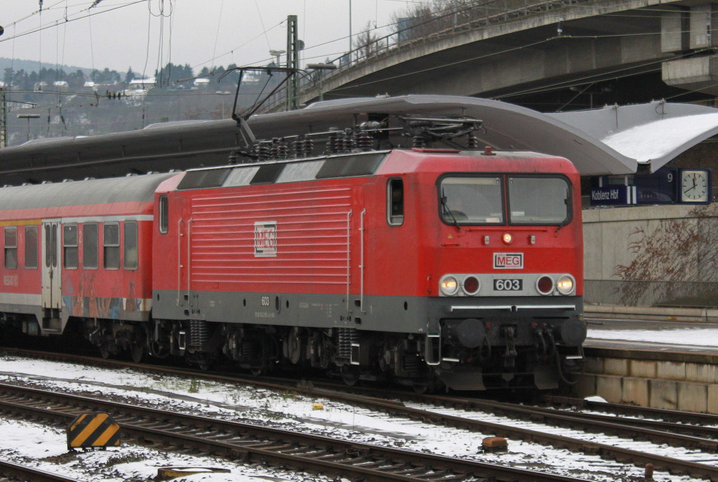 Zwar ein Verkehrsroter Trabbi aber von der MEG. Es ist Lok 603 die den RE nach Saarbr�cken am 6.12. bespannt. Im weiteren Vorfeld stand die MEG 605