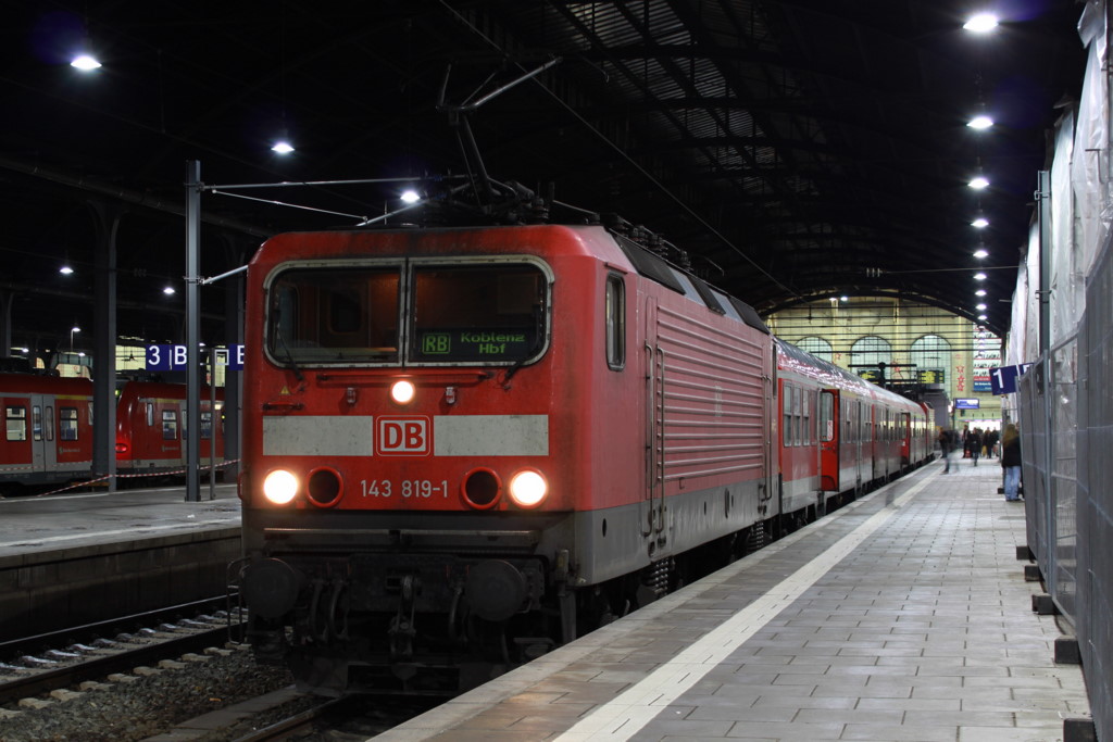 Zwar nicht geordnet aber am 11.12 war der Abschied von 143 819-1 und Ihrer Schwestern im Wiesbadener Hauptabhnhof. Sie zog den letzten durchgehenden DB-Zug von Wiesbaden Hbf nach Koblenz Hbf. GOOD BYE Trabbi und Zehner