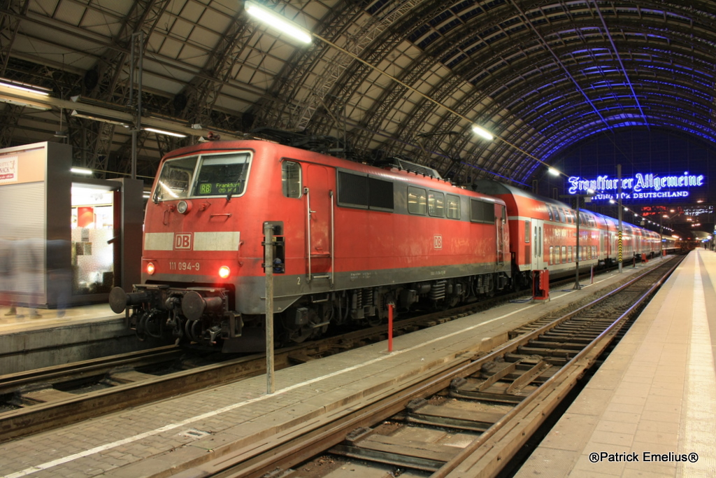 Zwar nicht Ideal aber die 111 094-9 kam gerade aus W�chtersbach, macht Kopf und f�hrt wieder Richtung Fulda. Am Abend des 17.04.2010 im Frankfurter Hauptbahnhof