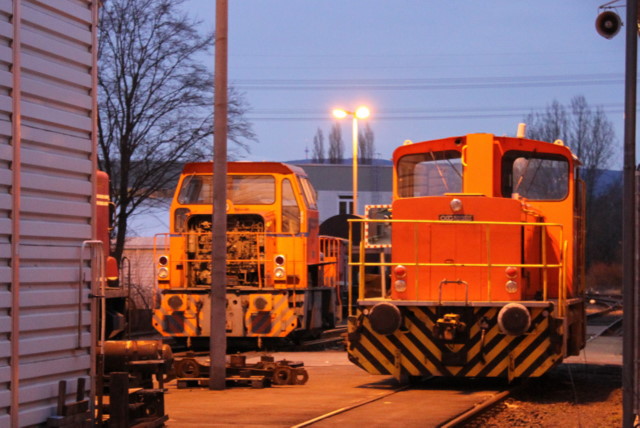 Zwei Industriedieselloks in Wiesbaden Ost am 26.01.2011